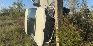 Серьёзное ДТП в Макеевке: машина перевернулась и врезалась в столб