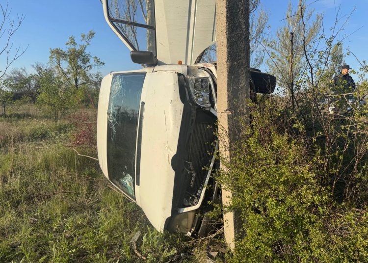 Серьёзное ДТП в Макеевке: машина перевернулась и врезалась в столб