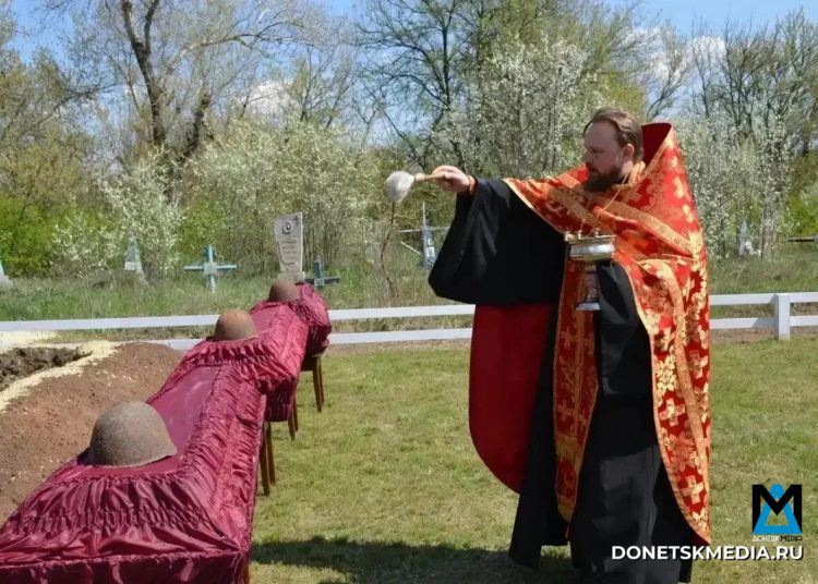 В ЛНР со всеми воинскими почестями перезахоронили останки 50 красноармейцев