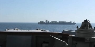 Кадры захвата: эсминец США атаковал судно Ирана в Оманском заливе