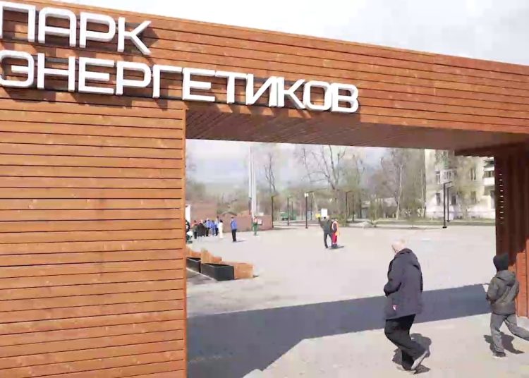 В Донецке расцвёл парк Энергетиков: активисты высадили розы