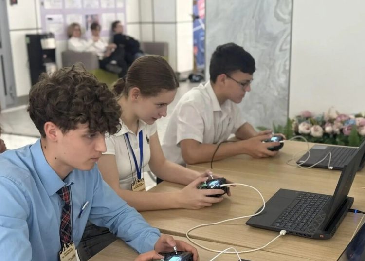 Мариупольская молодежь испытала дроны и роботов на инженерном фестивале