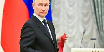 Зампред Правительства ДНР Илья Емельянов получил высшую государственную награду из рук Президента