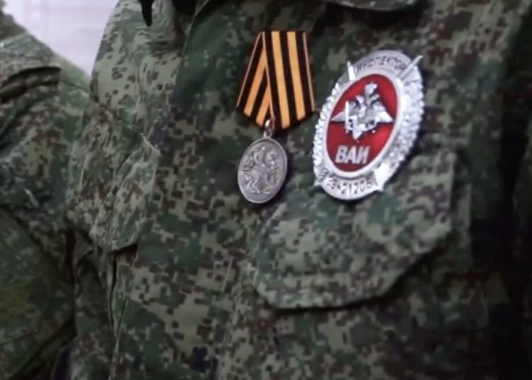 Бывшим штурмовикам вручили в ДНР награды за службу в тылу и на передовой