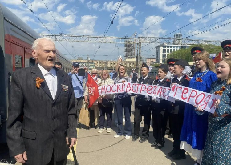 Луганский столетний Ветеран встретился с участниками СВО в Москве