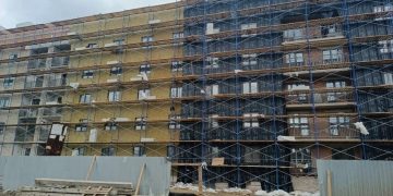 В Авдеевке восстанавливают пятиэтажку, выдержавшую семь прилетов