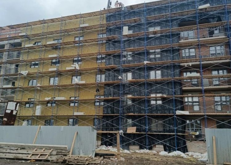 В Авдеевке восстанавливают пятиэтажку, выдержавшую семь прилетов