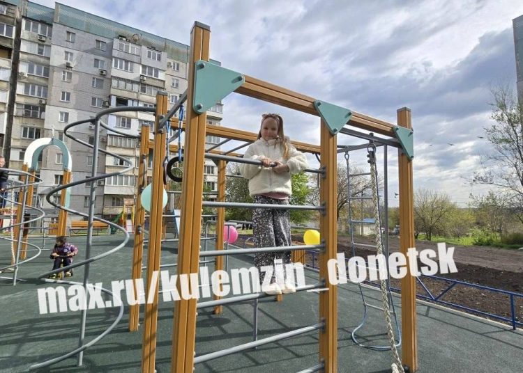 Москва установила новые детские площадки в трех районах Донецка