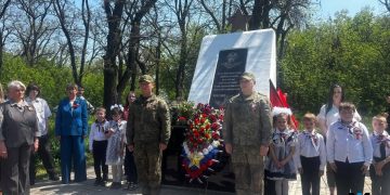Группировка «Центр» засыпала позиции ВСУ листовками в День Победы