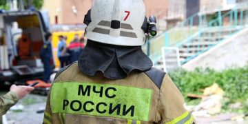 Спасатели МЧС вывезли раненых медиков из-под обстрела дрона в Горловке