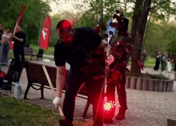 «Память, которая будет расти»: в Донецке высадили красные клёны в память о детях войны