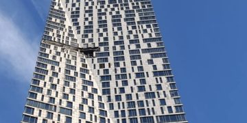 Атака дрона на многоэтажку в Москве: последствия