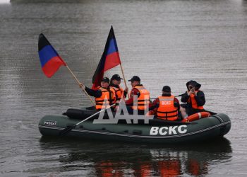 Салют на волнах: в Донецке сотни людей вышли на воду с флагами на сапбордах