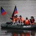 Салют на волнах: в Донецке сотни людей вышли на воду с флагами на сапбордах