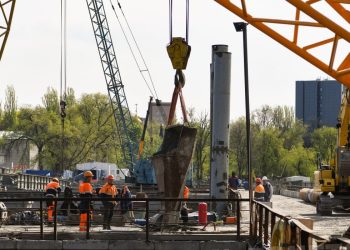 От главного моста Донецка осталась лишь каменная основа