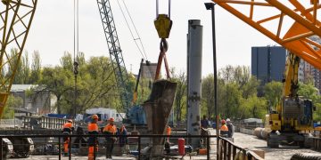 От главного моста Донецка осталась лишь каменная основа