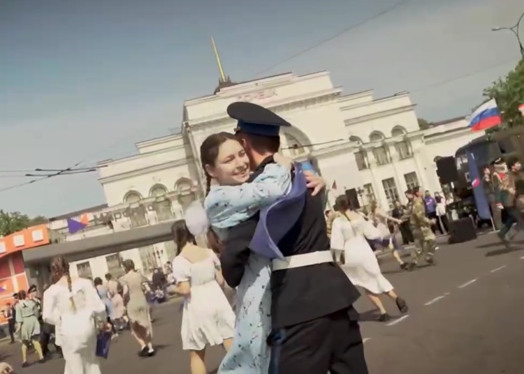 Вальс Победы в Донецке: более сотни пар, включая героев с передовой, вышли на площадь под живую музыку