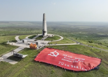 На Саур-Могиле развернули самое большое в мире Знамя Победы