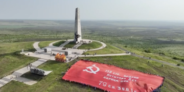 На Саур-Могиле развернули самое большое в мире Знамя Победы
