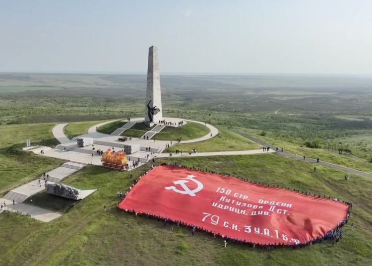 На Саур-Могиле развернули самое большое в мире Знамя Победы