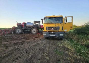 В ЛНР под удары вражеских дронов попали комбайнеры, строители и водители