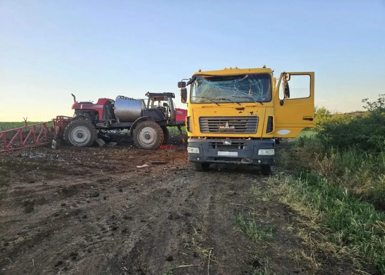 В ЛНР под удары вражеских дронов попали комбайнеры, строители и водители