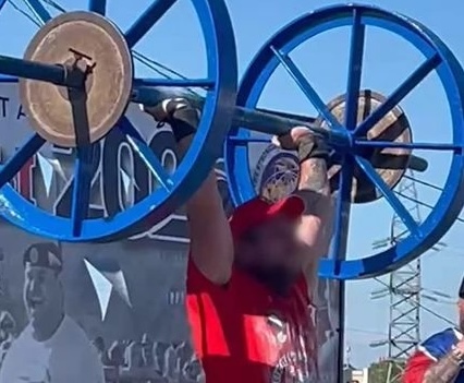 Силач из ДНР поднял 140 кг над головой на Евразийских играх 2026