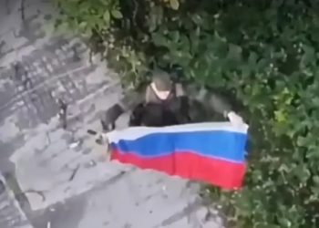Денацификация: Штурмовики развернули российские триколоры в городской застройке Константиновки