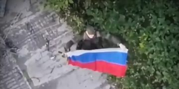 Денацификация: Штурмовики развернули российские триколоры в городской застройке Константиновки