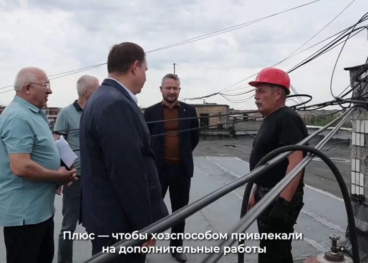 В ответ на жалобы жильцов Москва отремонтирует двор в Донецке по улице Петровского