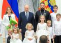 Мать 13 детей из прифронтовой зоны была удостоена ордена от президента в Кремле