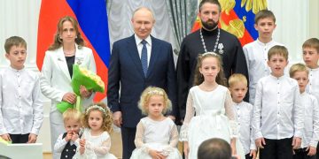 Мать 13 детей из прифронтовой зоны была удостоена ордена от президента в Кремле