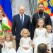 Мать 13 детей из прифронтовой зоны была удостоена ордена от президента в Кремле