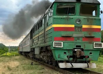 Боевики ВСУ атаковали поезд с пассажирами и гражданские авто в ЛНР