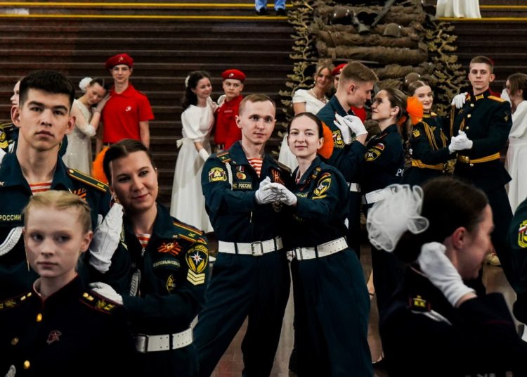 Празднование Дня России в Донецке, строительство завода в Докучаевске и летний отдых детей. Дайджест за 5 июня