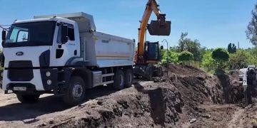 На проспекте Металлургов в Мариуполе завершают ремонт 60-летнего коллектора