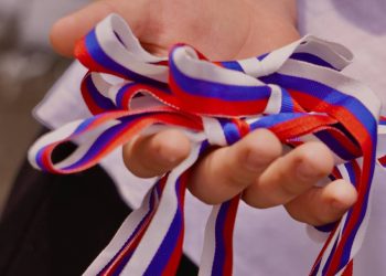 День России, гигантские триколоры в Мариуполе и начало трудового семестра у студотрядов. Дайджест за 13 июня