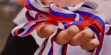 День России, гигантские триколоры в Мариуполе и начало трудового семестра у студотрядов. Дайджест за 13 июня
