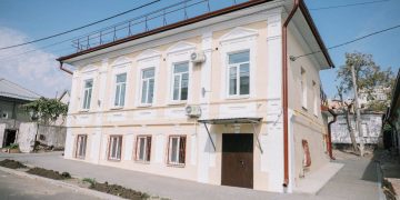 В Мариуполе реставратор спас на пепелище музея экспонат возрастом 18 тысяч лет