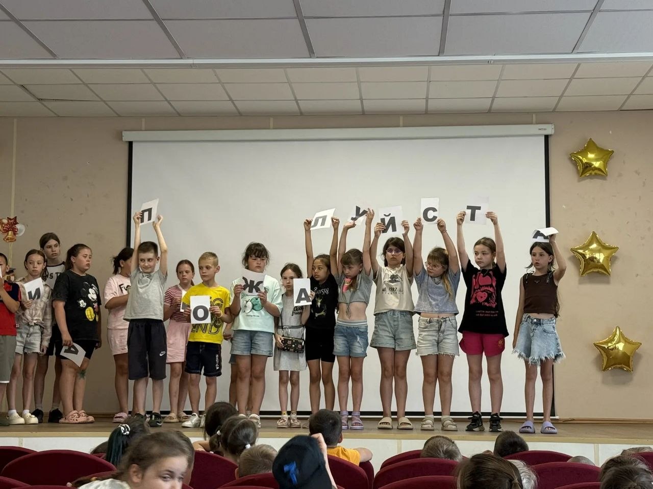 Новая стела на въезде в Дебальцево, важное объявление для Перевальска и советские песни на сцене муздрамы Донецка. Дайджест за 15 июня