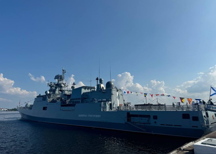 Фрегат «Адмирал Григорович» применил стрелковое оружие для предупреждения британской яхты в Ла-Манше