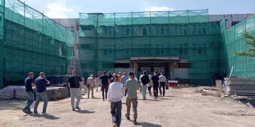 В луганской школе № 57 строители из Москвы приступили к укладке плитки и монтажу сетей