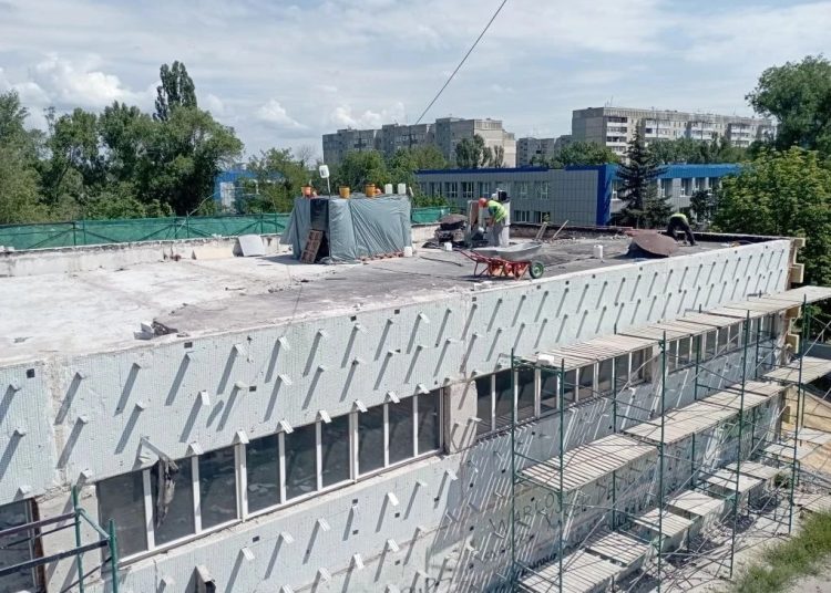 «Ситуация достигла критической точки»: как Москва восстанавливает школу в Луганске, где не было ремонта 38 лет