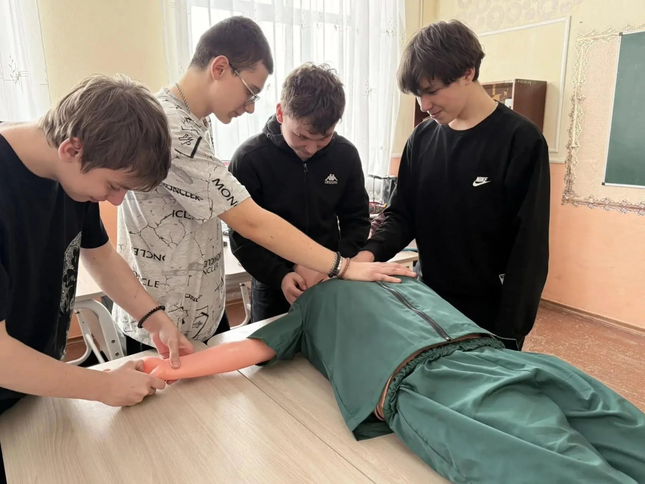 Поимка мошенников в Снежном, выставка Шенделя в Донецке и открытие «Звезды Героя» в Торезе. Дайджест за 20 июня