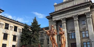Регион-шеф Москва обновляет аллеи и плитку в сквере имени Михаила Матусовского в Луганске