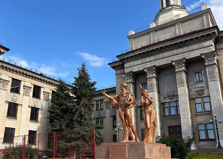 Регион-шеф Москва обновляет аллеи и плитку в сквере имени Михаила Матусовского в Луганске