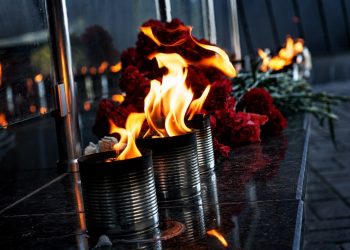 В День памяти и скорби дончане несут цветы к мемориалам