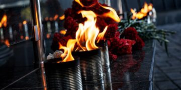 В День памяти и скорби дончане несут цветы к мемориалам