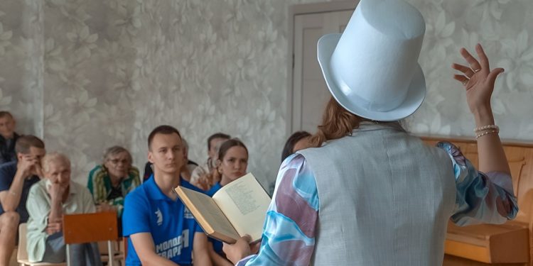 «Только не о войне»: зачем книги везут в ПВР Ясиноватой