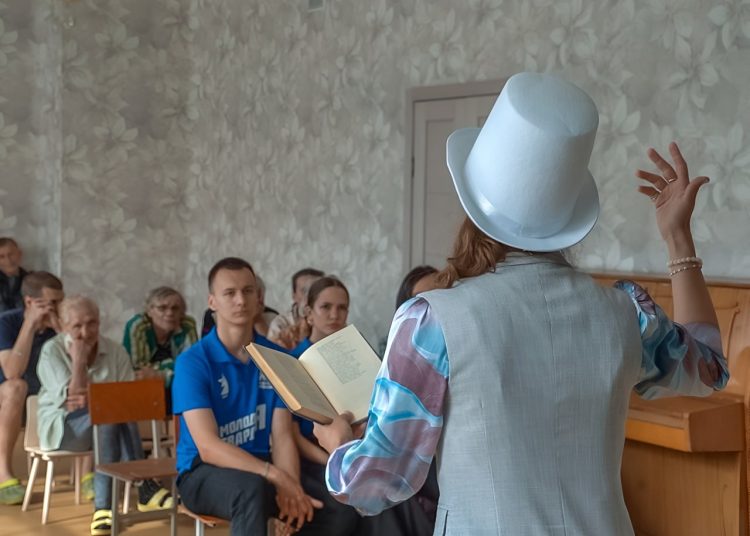 «Только не о войне»: зачем книги везут в ПВР Ясиноватой